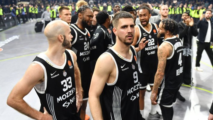 Beograd ovo ne pamti! Pogledajte kako krcata dvorana navijača Partizana cijelu utakmicu žestoko zviždi Partizanu