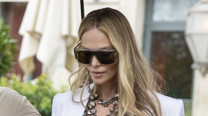 Ni Charlize Theron nije odoljela trendu: Pogledajte kako sa 50 izgleda u prozirnom kombinezonu