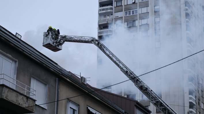 FOTO Izbio požar na krovištu zgrade na Trešnjevci, poznat uzrok