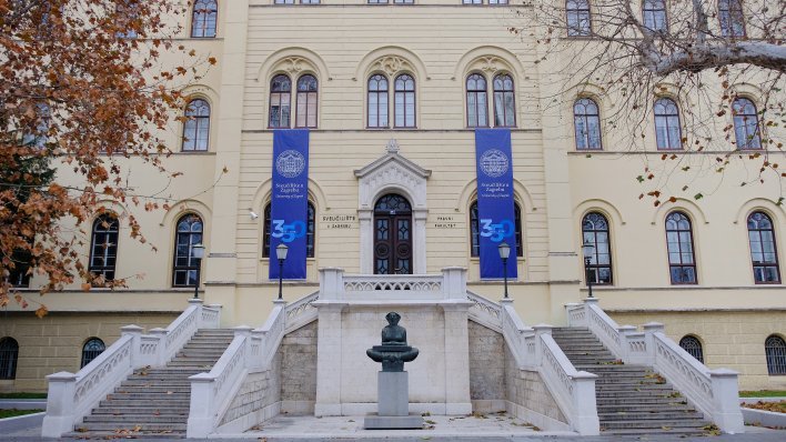 kasni se dvije godine