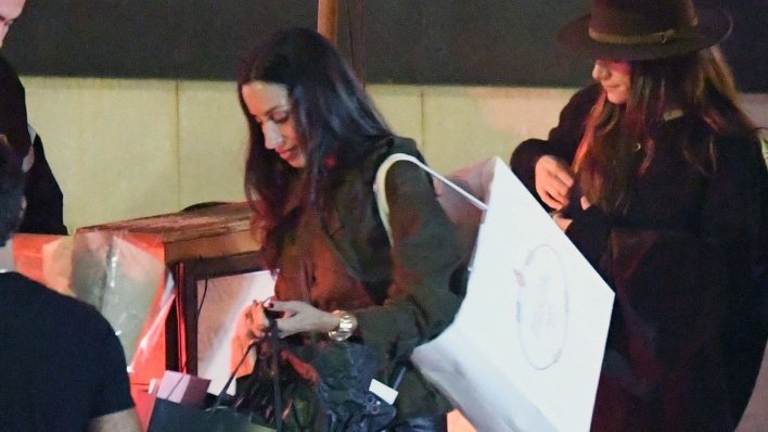 Djevojka Brada Pitta izgleda senzacionalno: Vitke noge, efektna suknja i još bolje cipele