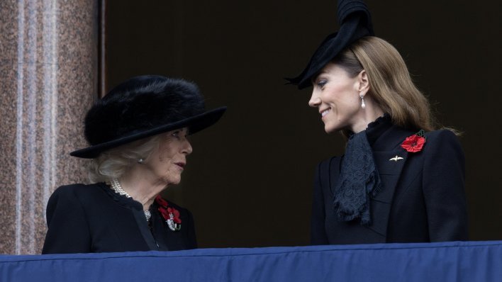 Ovakve raskošne poklone pod borom dobivaju kraljica Camilla i princeza Kate