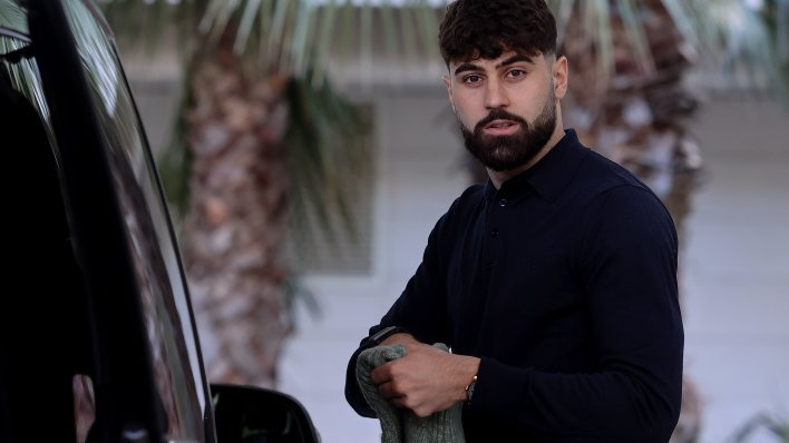 Joško Gvardiol snimljen na zagrebačkoj špici u zagrljaju misteriozne plavuše, kupio joj je i buket ruža