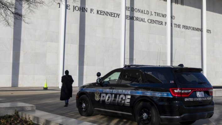 Otkazan božićni jazz koncert u Kennedy centru jer je na zgradu dodano i ime Donalda Trumpa