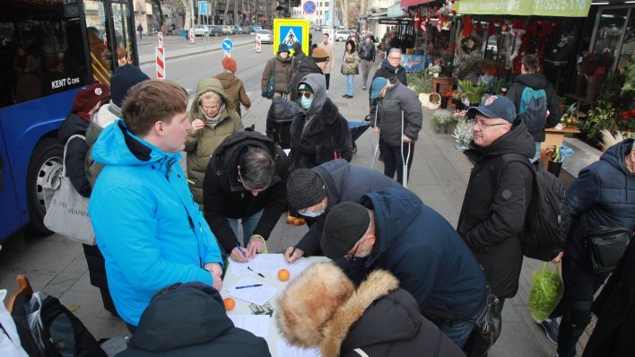 U Srbiji se skupljaju potpisi za izvanredne izbore: Neočekivano veliki odaziv