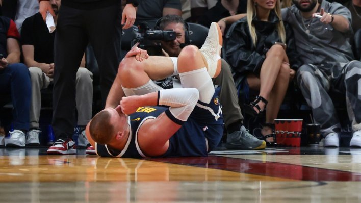 Nikola Jokić se teško ozlijedio? Pao je na teren i previjao se od bolova...