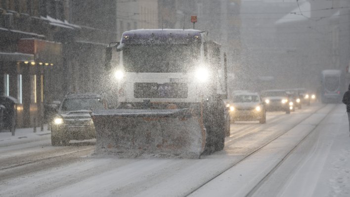 Zagreb zatrpan snijegom: Aktiviran III. stupanj pripravnosti, na terenu 245 ekipa zimske službe