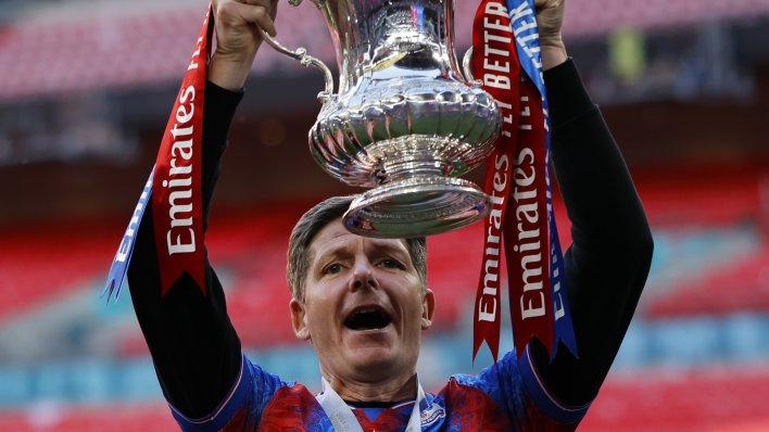 Osvojio prvi trofej u klupskoj povijesti, obrušio se na upravu i sada mu prijeti otkaz