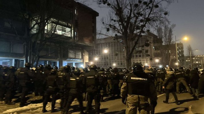 [VIDEO] Jake policijske snage na Filozofskom fakultetu u Novom Sadu: Policija nasilno izbacila studente