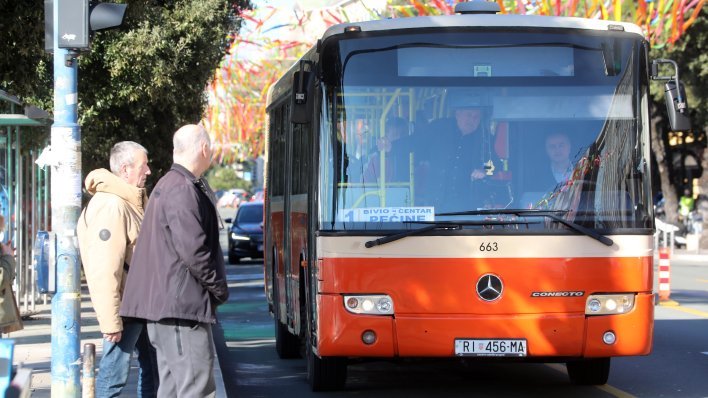 Čupali sjedala, pljuvali i vrijeđali vozača: Srednjoškolci optuženi za divljanje u busu