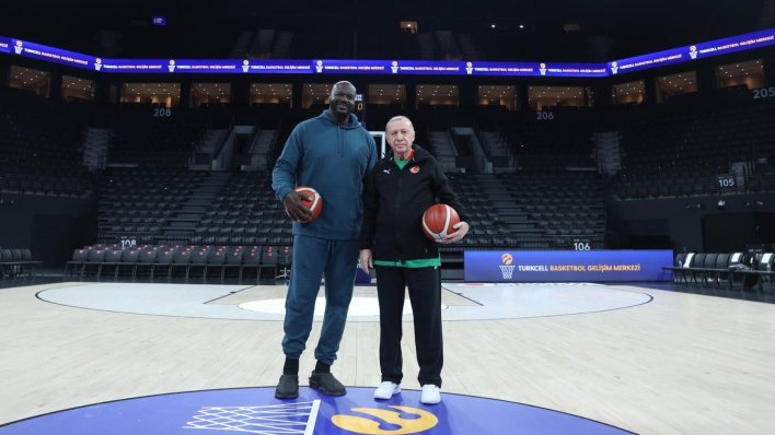 [VIDEO] Turski predsjednik vješt je s loptom: Pogledajte kako je šutirao protiv legendarnog košarkaša