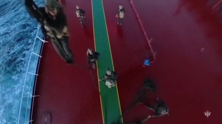 [VIDEO] Objavljena snimka: Francuski specijalci banuli na ruski 'tanker u sjeni'