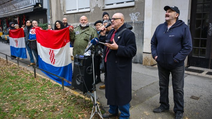 Desničari ispred stana Mrak-Taritaš, puštali Thompsona, pa dobili kantu vode