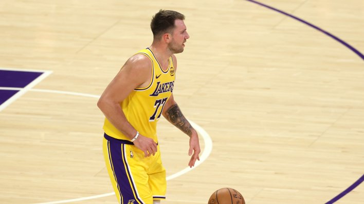 Dončić se sa stilom vratio u Dallas: Sjajnom utakmicom vodio Lakerse do pobjede