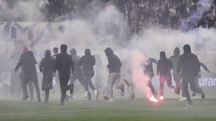 Trojica navijača Zvezde teško ozlijeđeni u napadu Torcide, jedan u teškom stanju