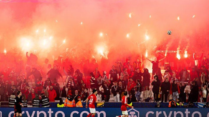 Navijači Benfice transparentom dali podršku uhićenim navijačima Hajduka: 'Braćo mesari, izdržite'