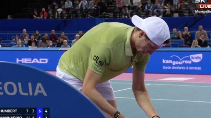 Skandal trese svijet tenisa: Igrač usred meča uzeo mobitel pa iznenađujuće izgubio