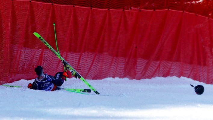 Pogledajte strašan pad u Bormiju. Skijaš pri 120 km/h ostao bez kacige i završio krvavog lica