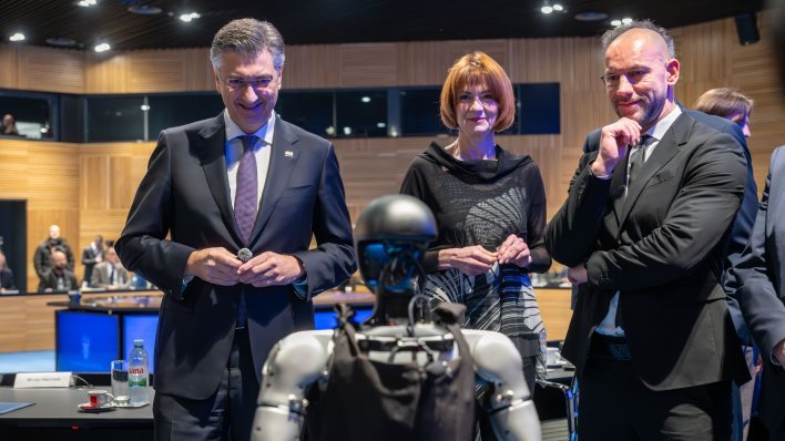 VIDEO Prvi hrvatski humanoidni robot nasmijao Plenkovića do suza