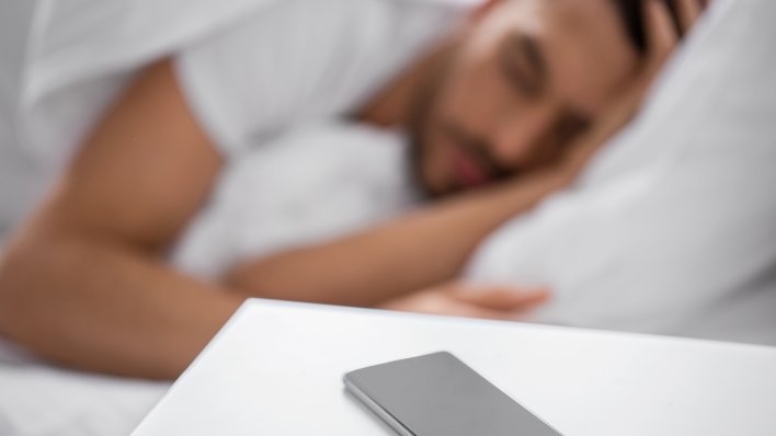Mobitel vam je cijelu noć kraj kreveta: Stručnjaci objašnjavaju zašto to ozbiljno šteti snu