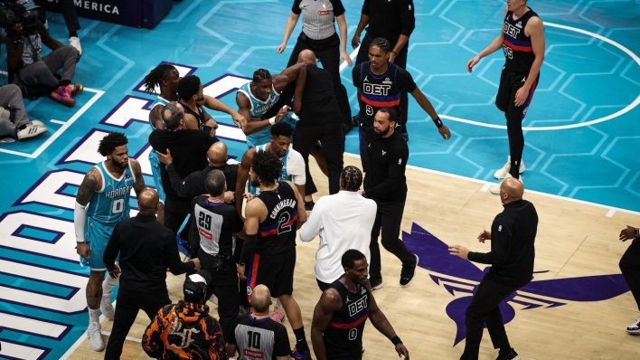 Pogledajte totalni kaos u NBA ligi; zbog žestokog obračuna na teren je uletjela i policija