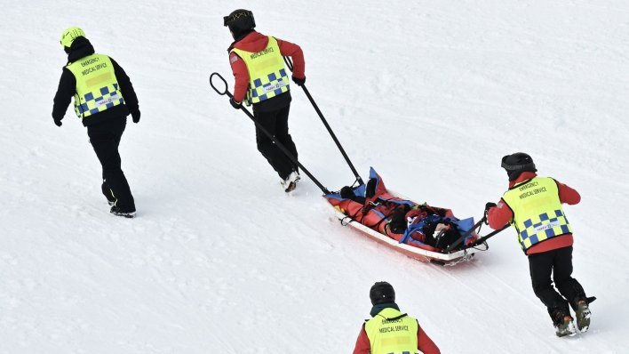 Nove dramatične scene; Kineskinju odvezli na nosilima