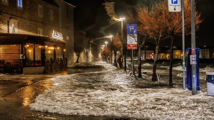 Olujno jugo opet radi probleme: Izlilo se more u Kaštelima, mještani dižu brane
