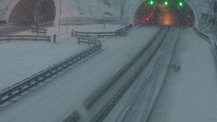 Zimski uvjeti stvaraju probleme u prometu, zbog vjetra zatvorene pojedine ceste