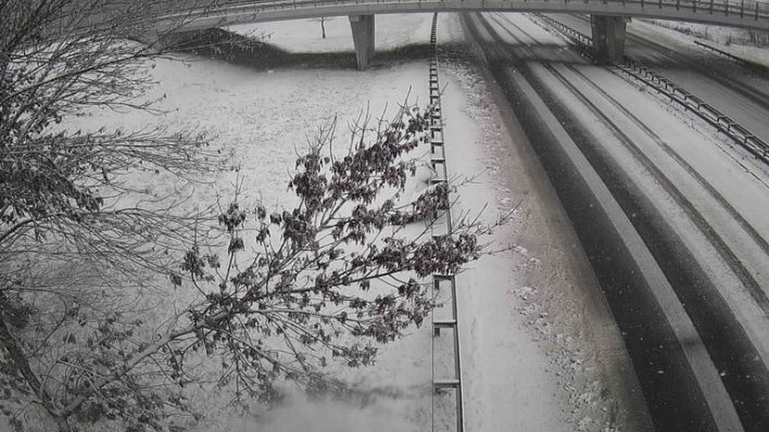 Snijeg pada od noćas: Na sjeveru se stvara deblji sloj, vjetar otežava posao ralicama