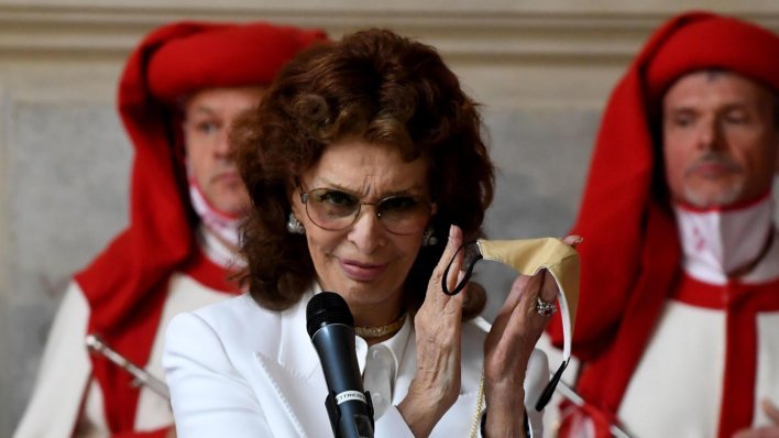 Nakon dugo vremena pojavila se u javnosti: Sophia Loren na crveni tepih stigla sa sinom