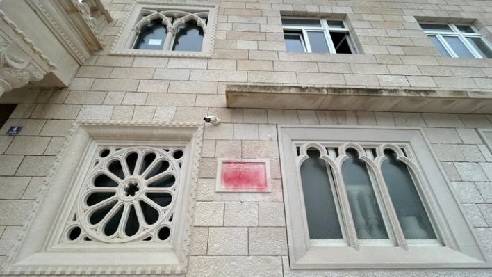 Pogledajte što su napravili vandali na školi u Pučišćima: To je ploča posvećena našim djedovima i očevima