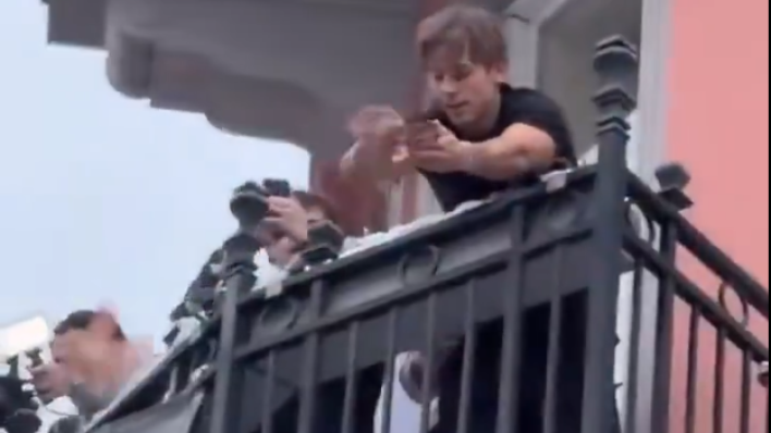 Kaos u centru Beča: S balkona bacio 10.000 eura, gomila jurila za njima