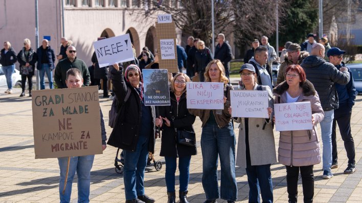 U Korenici prosvjedovali protiv gradnje migrantskog centra. Pogledajte transparente