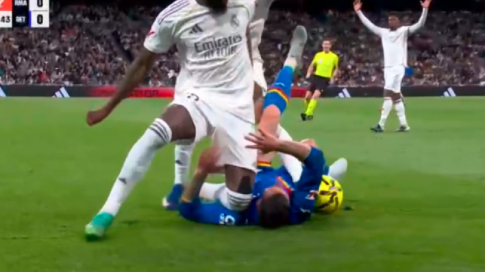 Pogledajte kako igrač Reala koljenom udara suparnika u glavu: Nije dobio ni žuti