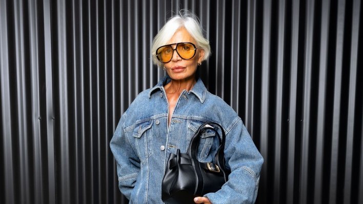 Kombinacija koja osvaja: Ovako se nosi traper od glave do pete iznad 50-e