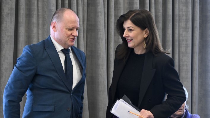 Sanja Musić Milanović ruši pravila klasike: Privukla poglede ljubičastim hlačama i novom frizurom