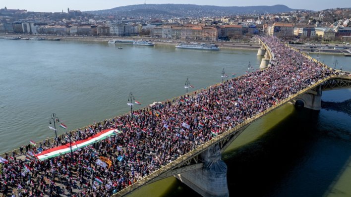 FOTO Deseci tisuća ljudi na ulicama Budimpešte: Orban i Magyar u velikom političkom okršaju