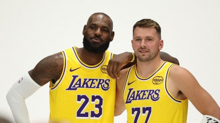 Luka Dončić razbio Houston, a LeBron James ispisao povijest; zajedno su zabili 70 koševa