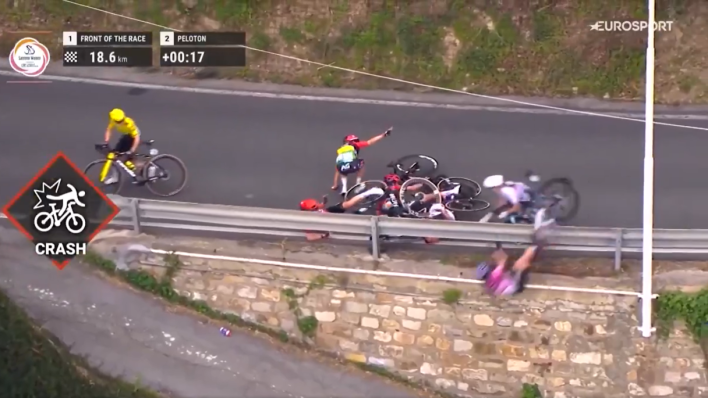 Stravične scene na poznatoj utrci: Biciklistica pala s visine i ostala nepomično ležati