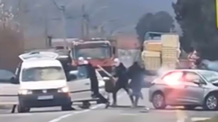 Snimka iz Mostara širi se internetom: Ultrasi napali Red Army, gorio i automobil