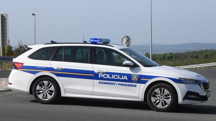 S 1,4 promila autom udario u ogradu i stup, dio pogodio 68-godišnjakinju u dvorštu