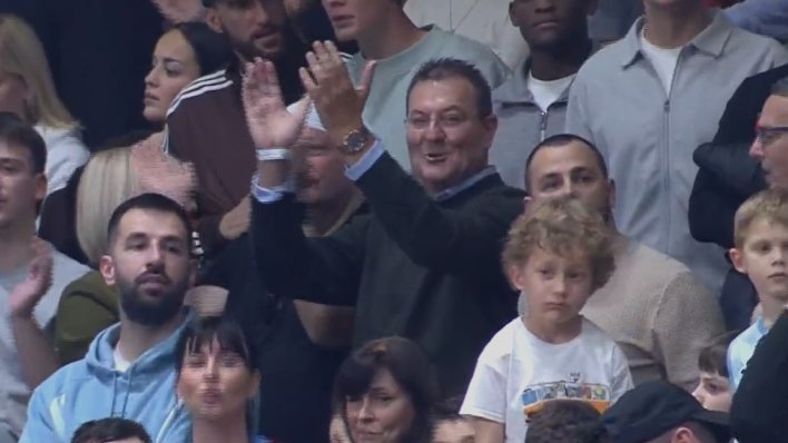 Pogledajte kako Damir Mišković pjeva s navijačima dok Rijeka razbija Futsal Dinamo