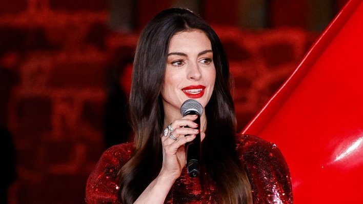 Anne Hathaway zabljesnula u minijaturnoj haljini, a tek kad vidite čizme