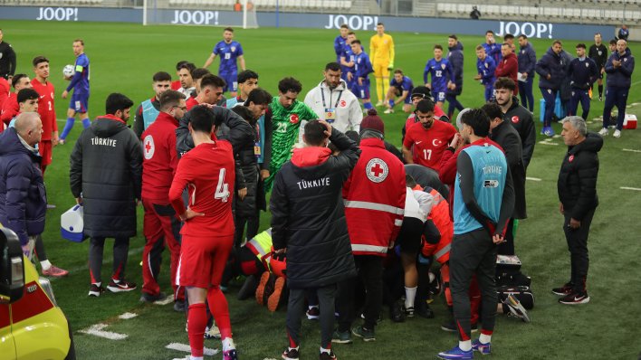 Šokantne scene na ključnoj utakmici Hrvatske za EP: Izbornik Turske se srušio, pogledajte kaos