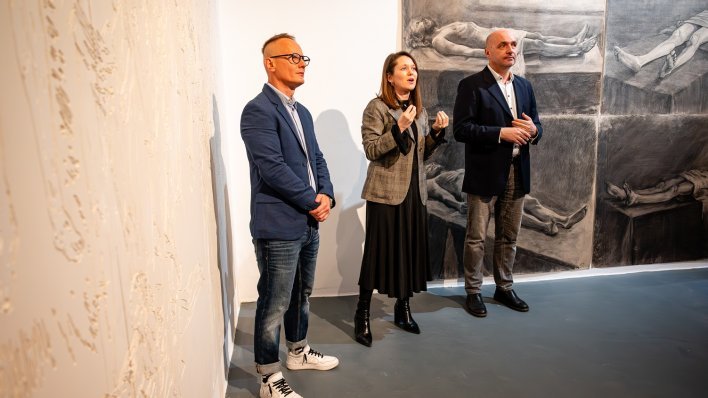 Galerija 'Spirit of Art' predstavila izložbu 'Put svjetla' s impresivnim radovima studenata i 5-metarskim umjetničkim djelom