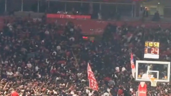 Kaos u Beogradu uoči derbija: Navijači se gađali petardama i sukobili s policijom