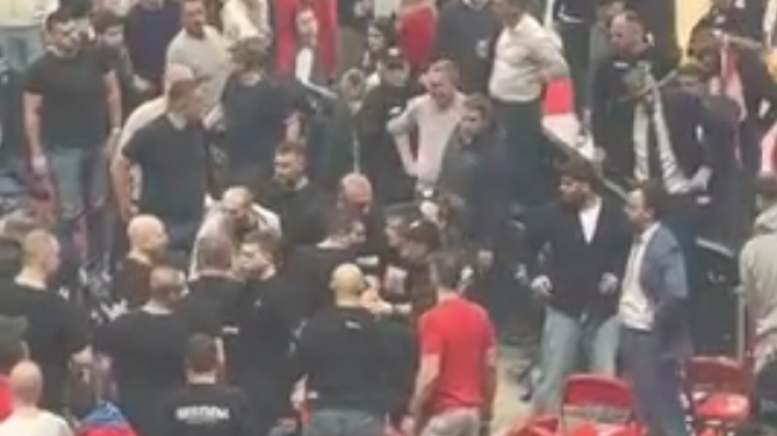Pogledajte kako su navijači Crvene zvezde krenuli u napad na upravu nakon poraza