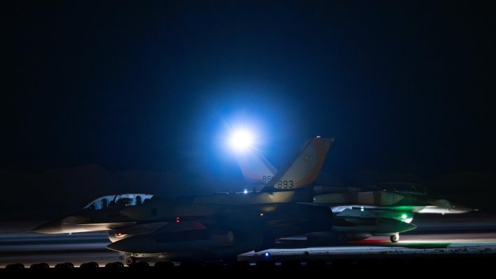 Noćna fotografija izazvala uzbunu: Koristi li se protiv Irana jedno od najkontroverznijih oružja današnjice?