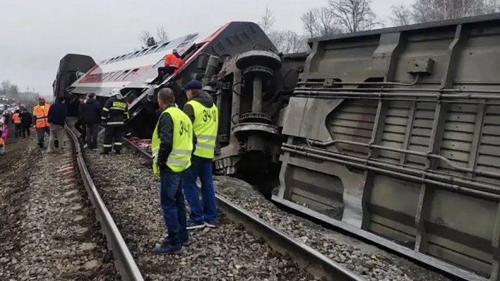Ruski vlak izletio s tračnica, prevrnuli se putnički vagoni na dva kata