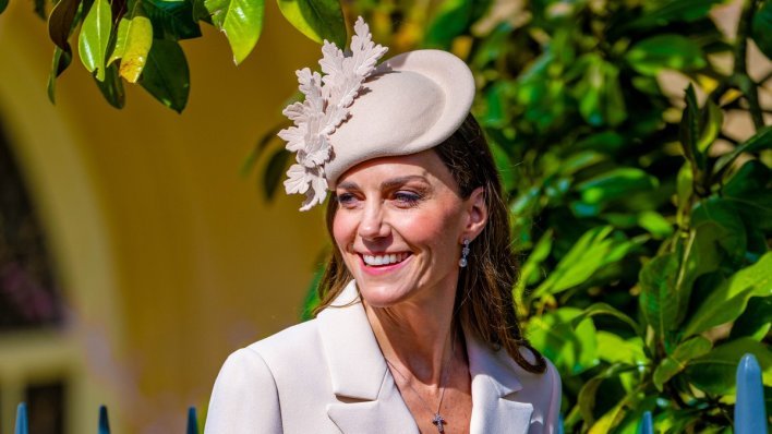 Odjeća umjesto riječi: Skriveno značenje bijelog outfita Kate Middleton na uskršnjoj misi